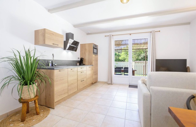 Cottage 'Domaine De Meyrol - Gite 1' with Mountain View, Wi-Fi and Air Conditioning