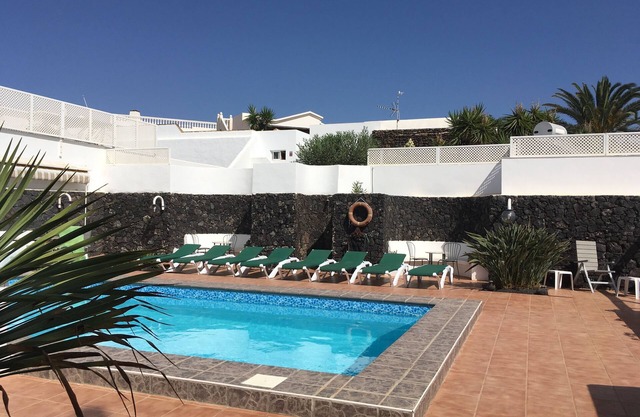 Cottage for 2-8 people, heated pool, near the sea and golf course