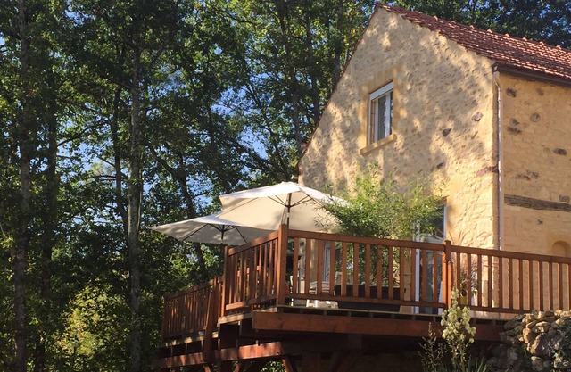 Cottage in charming area with swimming pool in the heart of Périgord