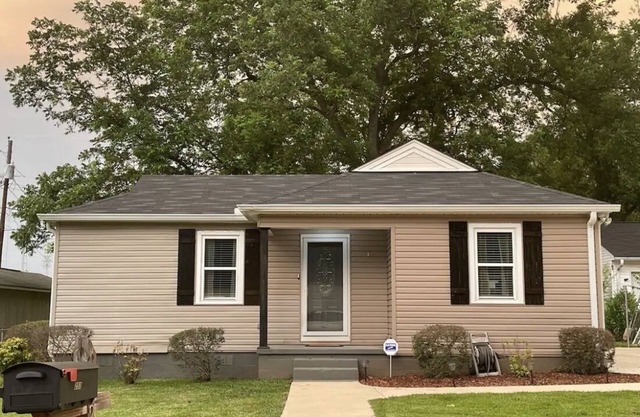 Cottage in historic downtown Northport located just mins from the UA