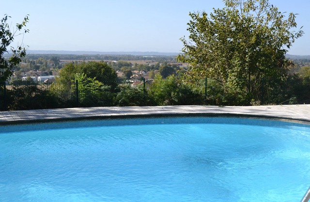 Cottage labeled cottage of France with swimming pool, in the countryside between sea and mountains