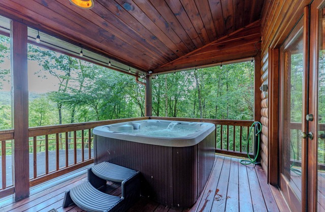 Cottage w/Hot Tub: 3 Mi to Downtown Blue Ridge!