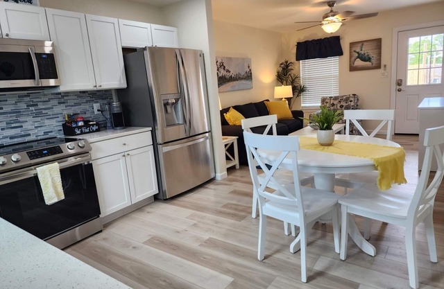 Cottage with awesome outdoor living area 5 minutes to Navarre Beach!
