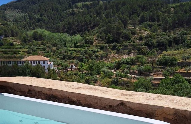 Cottage with jacuzzi and great mountain views