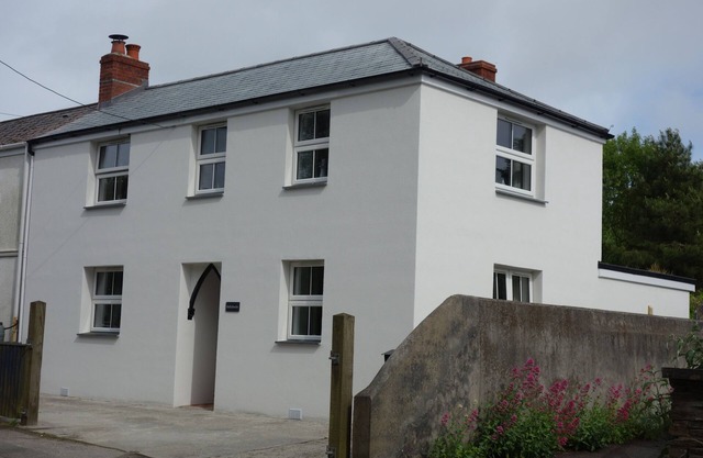 Cottage with sunny/secure garden, parking pets. Near pub/shop/beaches sleeps 7