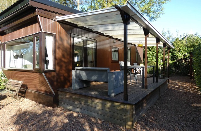 Cottage with veranda for rent against forest edge, ideal for peace seekers