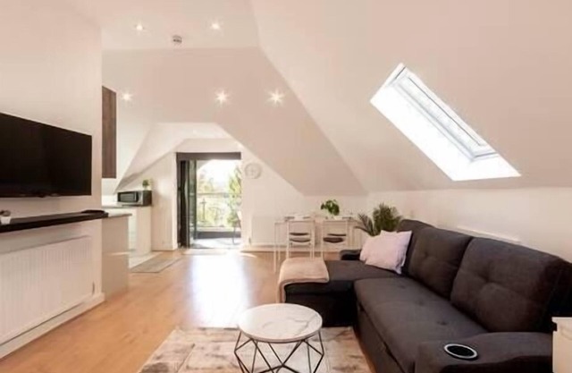 Coulsdon - Entire Studio, Covered Balcony - Walk to Station