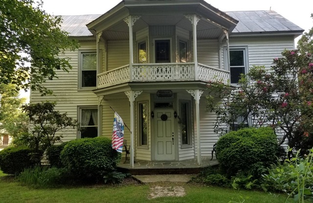 Country charm with fresh mountain air, lake amenities