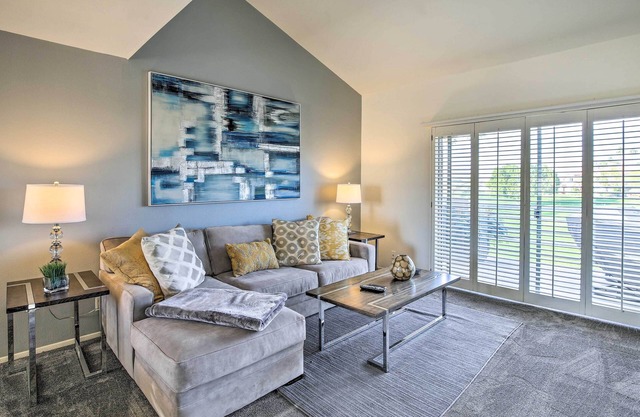 Country Club Condo w/Pool + Hot Tub Access!