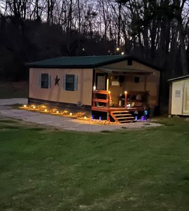 Country Cottage Love Nest Lake Cumberland Queen Bed