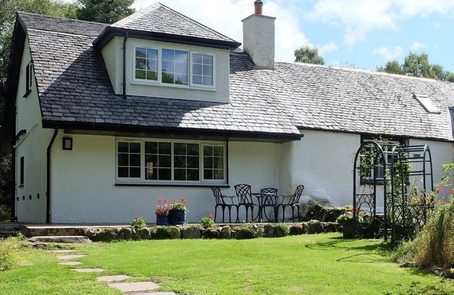 Country cottage near Trossachs lakes, hill walks & cycle routes. Dogs welcome.