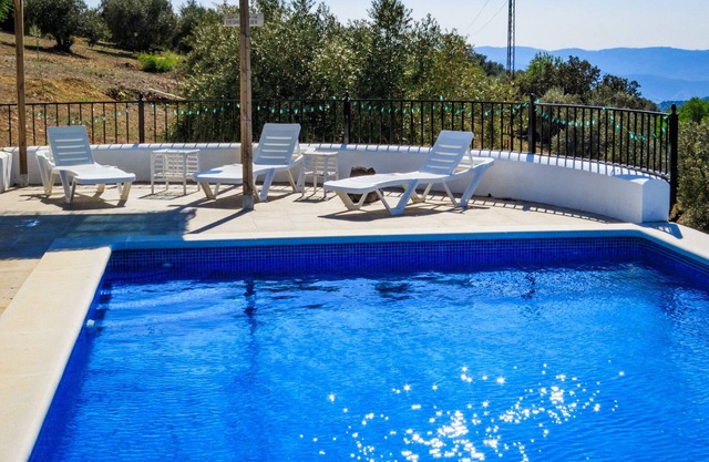 Country Farmhouse - 3 bedrooms, breathtaking views, WIFI and large swimming pool
