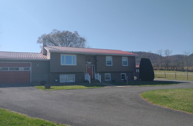 Country home on horse farm. Only 4 miles from Beaver Stadium.