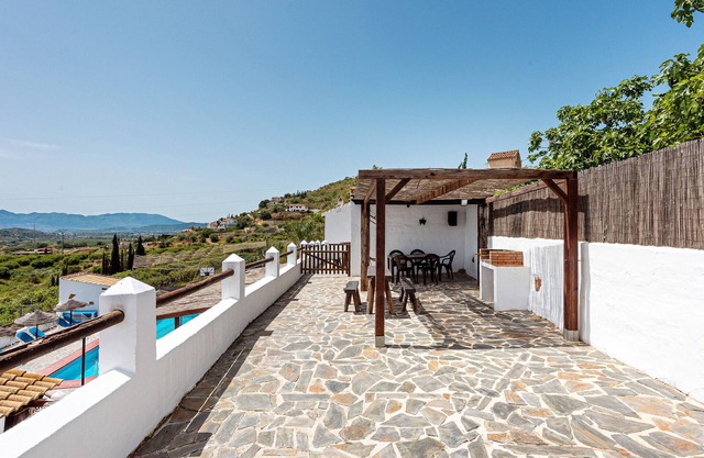 Country House 'El Granero' with Lake View, Shared Pool and Wi-Fi