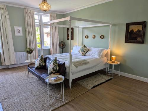 Country house holiday with a tennis court!