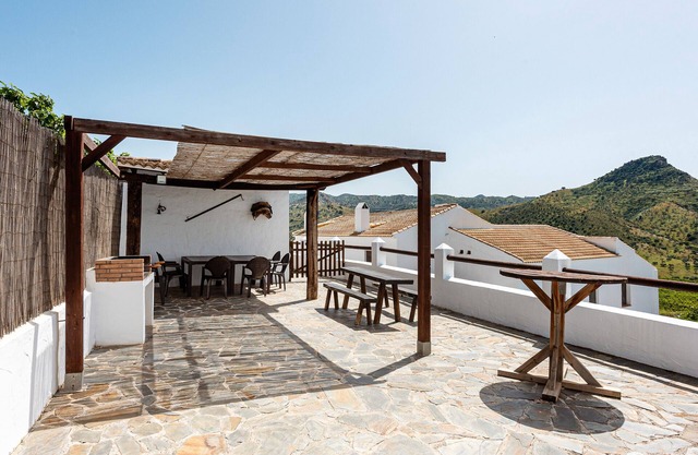 Country House 'La Cochera' with Lake View, Shared Pool and Wi-Fi