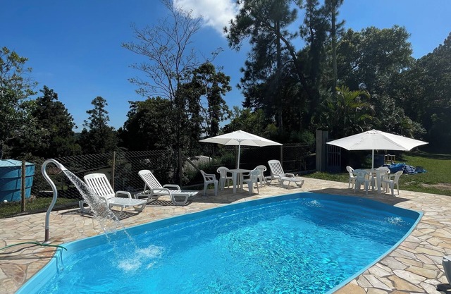 Country house near São Paulo and 15 minutes from Embu downtown. Swimming pool.