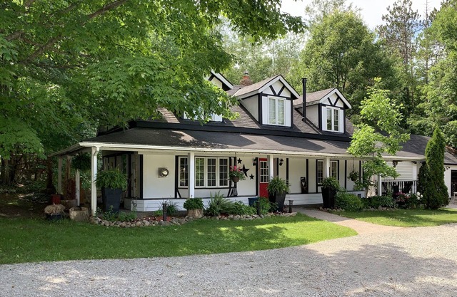 Country House, sleeps 8. Kitchen, BBQ, campfire. Self contained, Event Friendly!