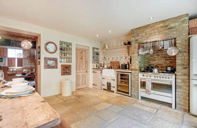 Country Living - Three Bedroom House, Sleeps 5