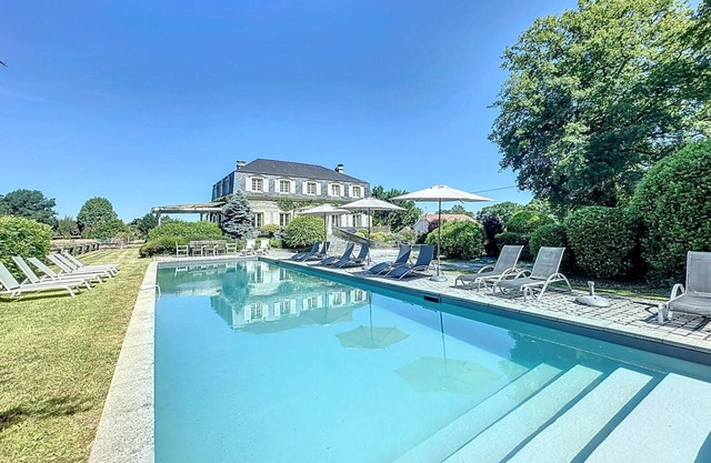 Country manor with swimming pool! Close to the sea and mountains