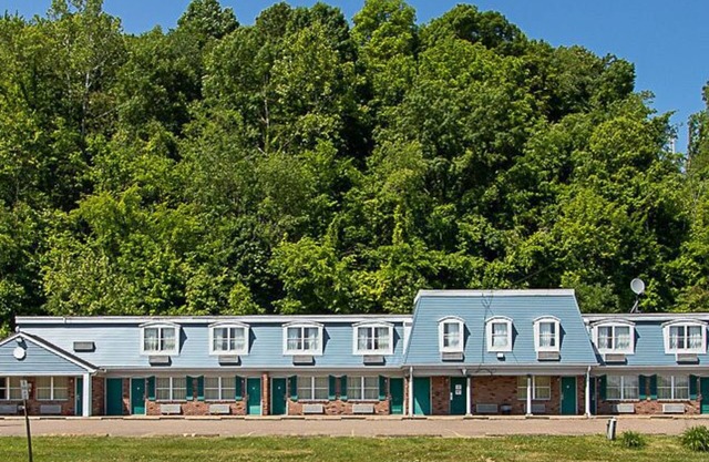 Country Squire Inn & Suites