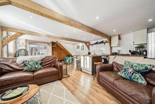 Countryside Barn with Hot Tub in New Forest