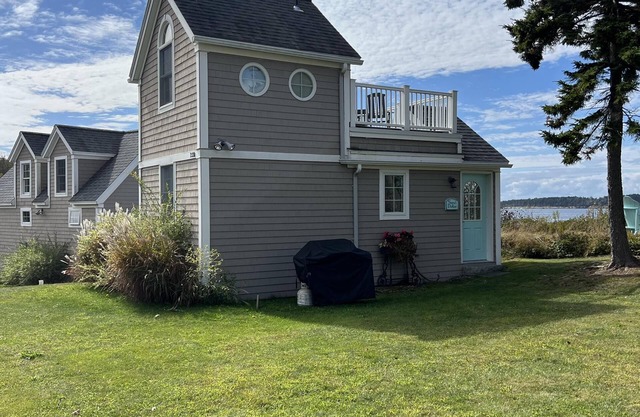 Couples Cottage at Mackerel Cove - Enjoy your views of Mt. Washington on the Rooftop Deck!