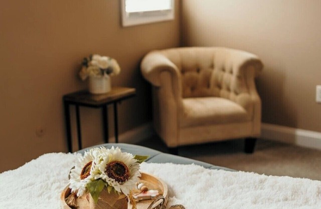 Couples Getaway - Guesthouse/In-Law Suite with Jacuzzi/Sauna/Pool