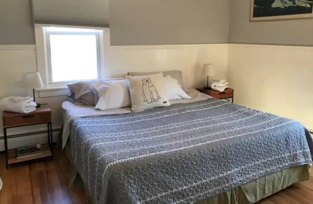 Couples getaway w/ KING bed 5 min to Main St Media
