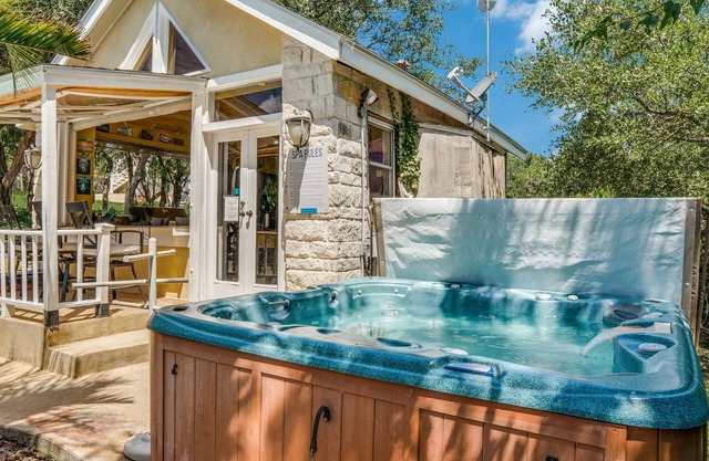 Couples Retreat with hot tub and steam room