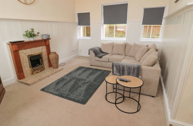 COURTYARD COTTAGE, pet friendly, with a garden in Alnwick