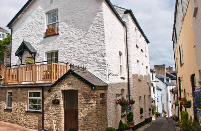 COURTYARD HOUSE, family friendly, with a garden in Dartmouth