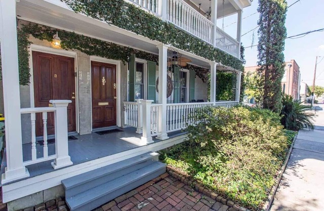 Courtyard on Gaston w/Private Living Area & Murphy Bed by Lucky Savannah