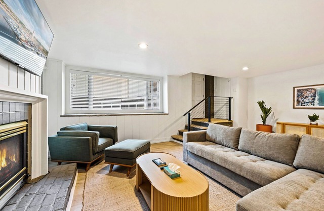 Courtyard Suite - Modern Comfort in the Heart of Downtown Sturgeon Bay