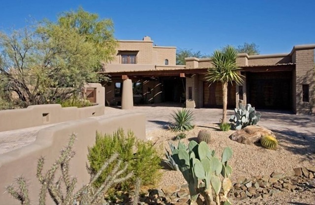 Cover Home of Phoenix and Garden in the Exclusive Boulders