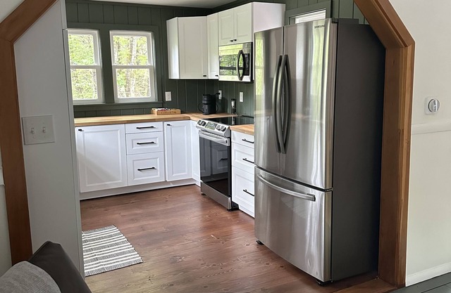 Covered Bridge Chalet. Five minutes to ATTITASH, riverfront property.