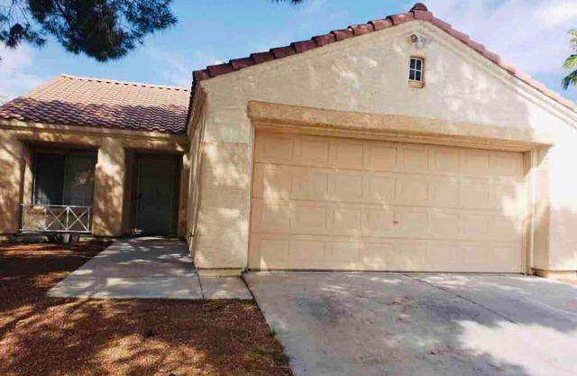 Covered pool - Single Family home - One Story