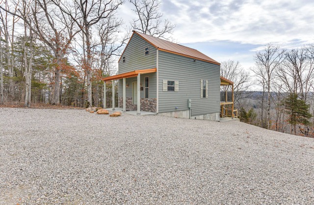 Covered Porch & Fire Pit: Cabin in Richland