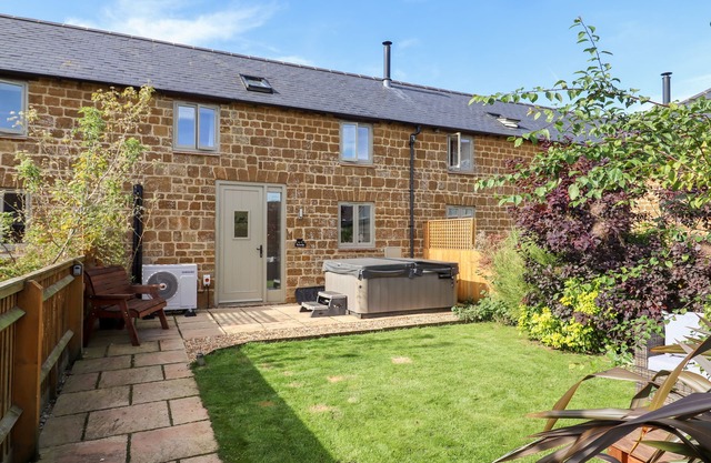 COW BYRE, pet friendly, luxury holiday cottage in Great Tew