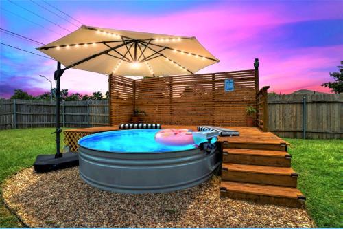 Cowboy Pool - Large Patio - King Bed - Firepit Table - Pet Friendly