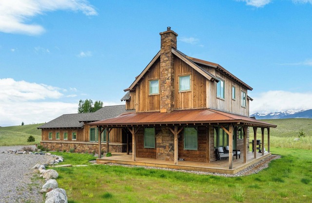 Cowboy Retreat- A gorgeous 3 bedroom home near Chico Hot Springs with views!