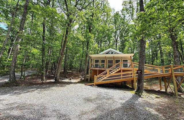 Coyote Cabin on 92 acres beside DeSoto State Park | Fast Wi-Fi | Dog Friendly