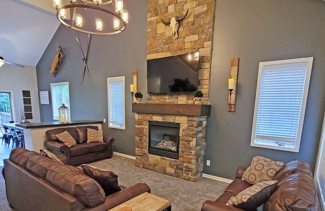 Coyote Cliff Corner Luxury 5BR Home Sleeps 14 w/Hot Tub & Linens