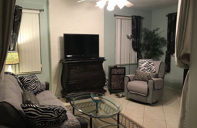 Cozi Beach Side Townhouse-Walk2Beach-UNIT 2 QUOTED-1Bd/1Ba/LR/FR/Full Kitchen.