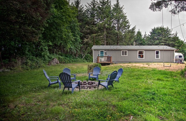 Cozy 1 acre lot just 0.5 miles from Ocean Shores Beach w/Airstream & Hot Tub!