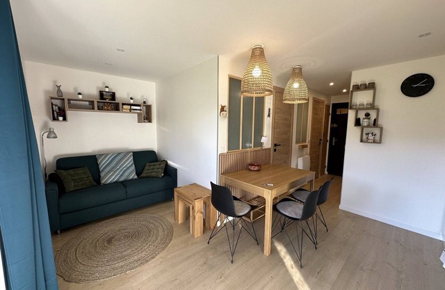 Cozy 1-Bedroom + Cabin for 4, Near Ski Slopes, Parking Included