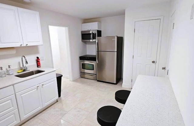 Cozy 1 bedroom Apt Across the beach Large Pool!