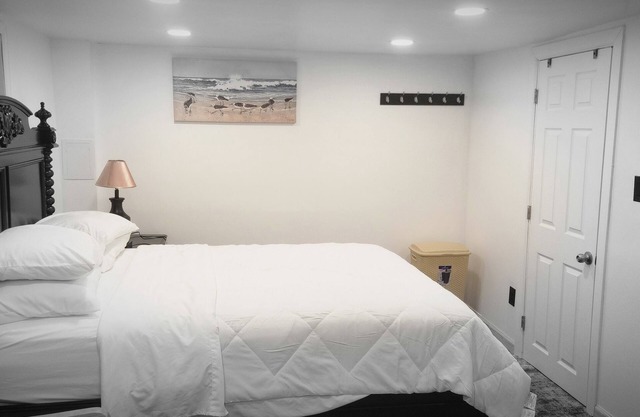 Cozy 1-bedroom apartment in charming Schenectady just renewed has AC HEAT WIFI