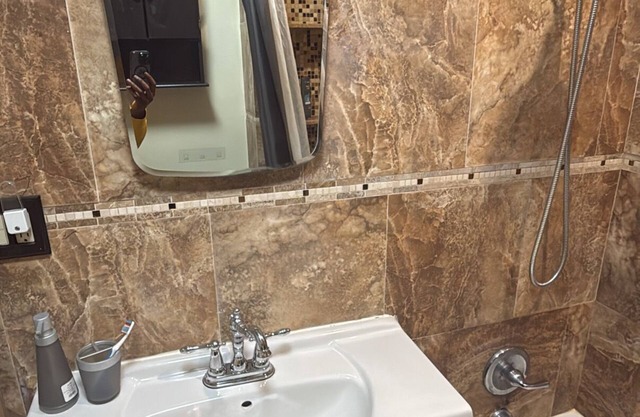 Cozy 1-bedroom apartment in lovely Belleville with WiFi near NYC