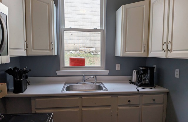 Cozy 1-bedroom apartment in quaint Shenandoah with WiFi, AC, near river access.